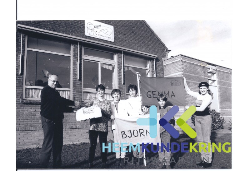 01-1999 Spijk School Eigen vlag voor jarige kids Coll. HKR
